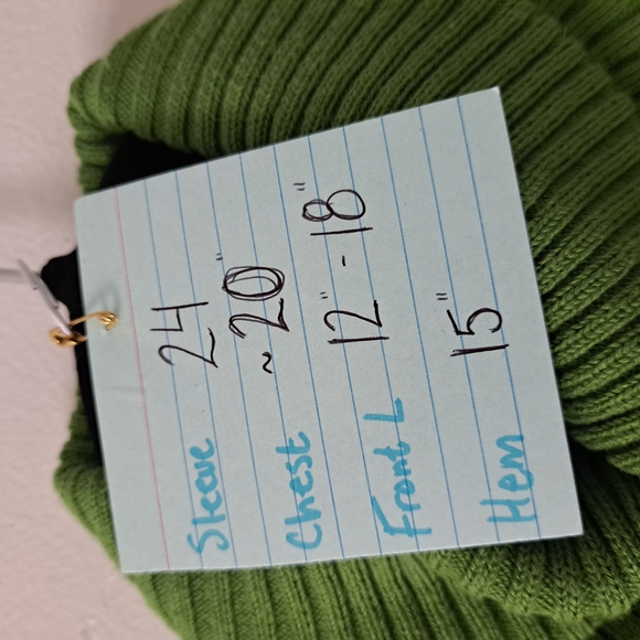 Chic Green Ribbed Knit Top - Picture 3 of 4